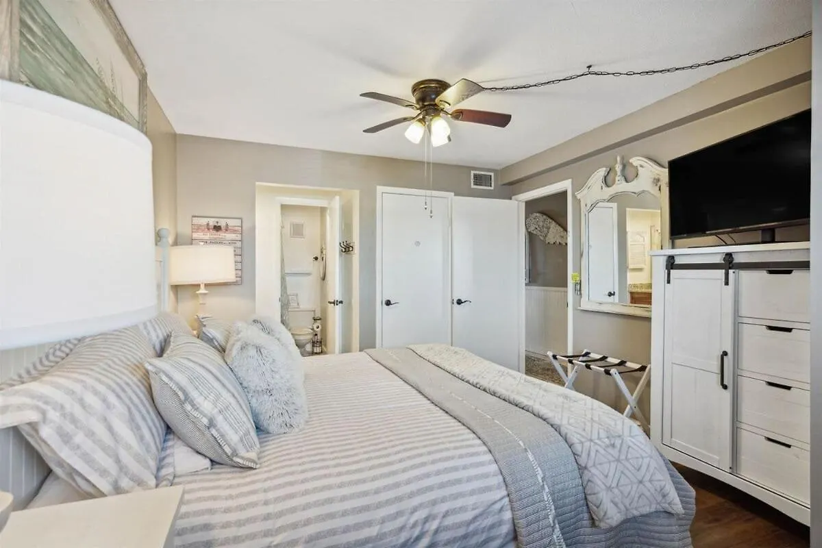 Summit 225 - Low Floor Beachfront - Sleeps 5 Panama City Beach Appartement