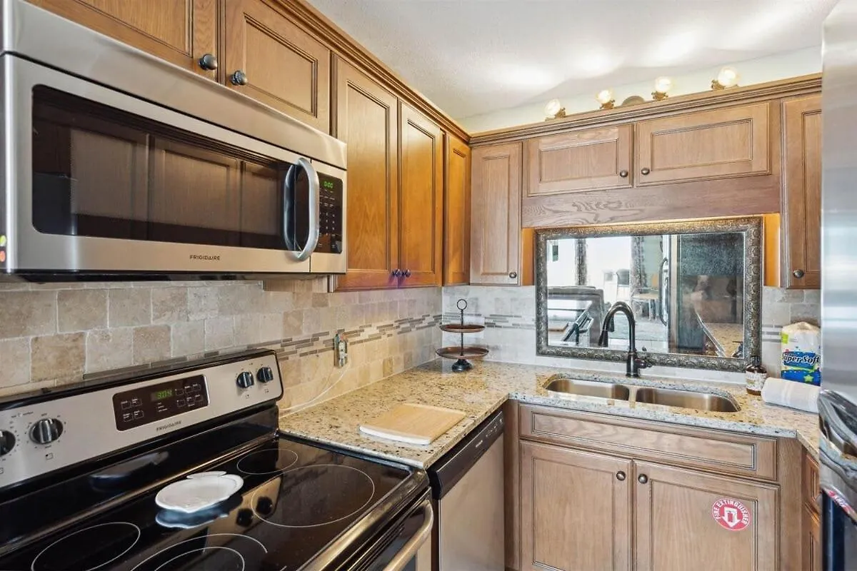 Summit 225 - Low Floor Beachfront - Sleeps 5 Panama City Beach Appartement